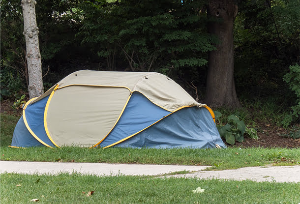 photo: tent in semi-urban environment (iStockphoto)
